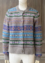 將圖片載入圖庫檢視器 MCNOLA費兒島羊毛圓領開襟毛衣（淺褐）
