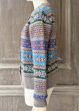 將圖片載入圖庫檢視器 MCNOLA費兒島羊毛圓領開襟毛衣（淺褐）
