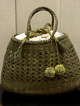 將圖片載入圖庫檢視器 DRAGONPOMPOM CHARM真品球球吊飾（草綠）
