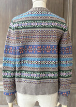 將圖片載入圖庫檢視器 MCNOLA費兒島羊毛圓領開襟毛衣（淺褐）
