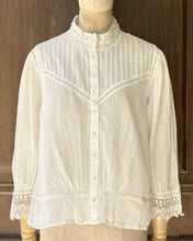 將圖片載入圖庫檢視器 LLLL114BZ133蕾絲小繡花條紋長袖上衣（白）
