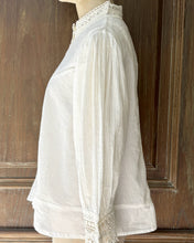 將圖片載入圖庫檢視器 LLLL114BZ133蕾絲小繡花條紋長袖上衣（白）
