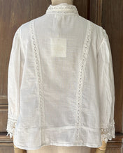 將圖片載入圖庫檢視器 LLLL114BZ133蕾絲小繡花條紋長袖上衣（白）
