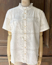 將圖片載入圖庫檢視器 LL178NT204藤蔓格紋刺繡短袖襯衫（米白）
