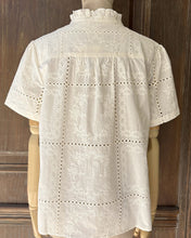 將圖片載入圖庫檢視器 LL178NT204藤蔓格紋刺繡短袖襯衫（米白）
