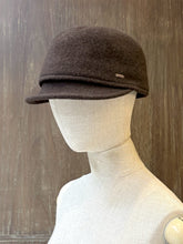 將圖片載入圖庫檢視器 MCVIVI短帽簷軟羊毛馬術帽（深咖啡）
