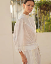 將圖片載入圖庫檢視器 LLLL114BZ133蕾絲小繡花條紋長袖上衣（白）
