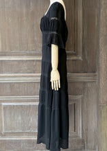 將圖片載入圖庫檢視器 MCMONICA小蕾絲方領復古短袖洋裝（黑）
