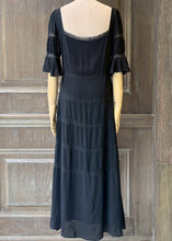 將圖片載入圖庫檢視器 MCMONICA小蕾絲方領復古短袖洋裝（黑）
