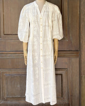 將圖片載入圖庫檢視器 LL178NT811藤蔓格紋刺繡襯衫洋裝（米白）
