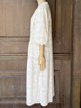 將圖片載入圖庫檢視器 LL178NT811藤蔓格紋刺繡襯衫洋裝（米白）
