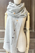 將圖片載入圖庫檢視器 CIC25267YOGA刺繡圍巾（淺灰）
