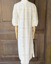 將圖片載入圖庫檢視器 LL178NT811藤蔓格紋刺繡襯衫洋裝（米白）
