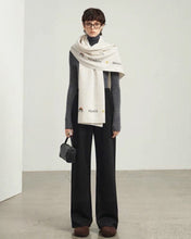 將圖片載入圖庫檢視器 CIC25266SMILE笑臉刺繡羊毛圍巾（燕麥白）
