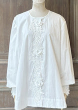 將圖片載入圖庫檢視器 MCREGINA立體花朵蕾絲白長袖襯衫（白）
