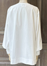 將圖片載入圖庫檢視器 MCREGINA立體花朵蕾絲白長袖襯衫（白）
