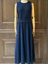 將圖片載入圖庫檢視器 FRNCHCHC26102格子縮腰棉麻背心洋裝（暗藍）
