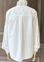 將圖片載入圖庫檢視器 MCRENE蕾絲領白色長袖襯衫（白）
