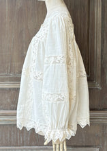 將圖片載入圖庫檢視器 MCN.MELODY幾何方領蕾絲棉質罩衫（米白）
