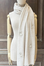 將圖片載入圖庫檢視器 CIC25181DOGGY繡羊毛圍巾（燕麥白）
