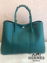 將圖片載入圖庫檢視器 全新真品 森林綠 Garden party PM size (SAC GARDEN PARTY 30 VEAU EPSOM)
